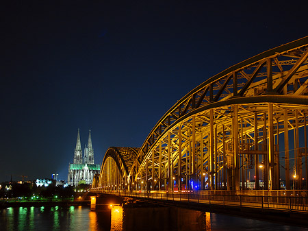 Foto Kölner Dom hinter der Hohenzollernbrücke - Köln