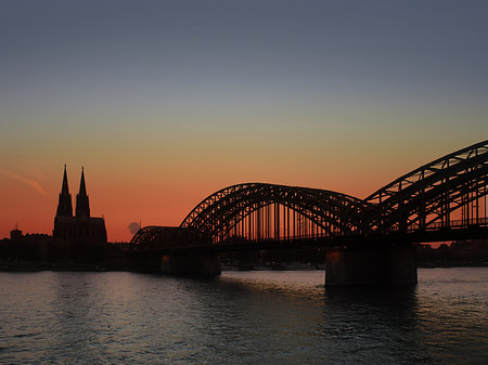 Kölner Dom hinter der Hohenzollernbrücke Foto 