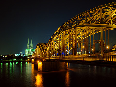 Kölner Dom hinter der Hohenzollernbrücke Foto 