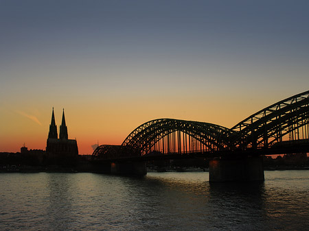 Foto Kölner Dom hinter der Hohenzollernbrücke