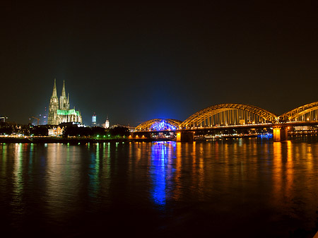 Foto Kölner Dom hinter der Hohenzollernbrücke