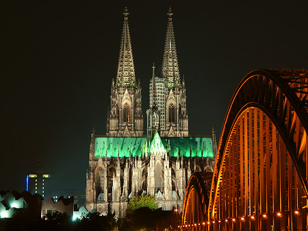 Fotos Kölner Dom hinter der Hohenzollernbrücke