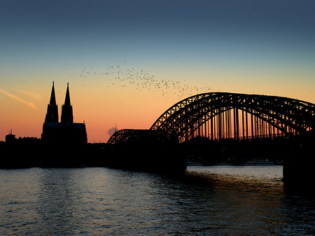 Kölner Dom hinter der Hohenzollernbrücke Foto 