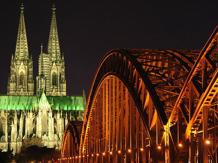 Kölner Dom hinter der Hohenzollernbrücke