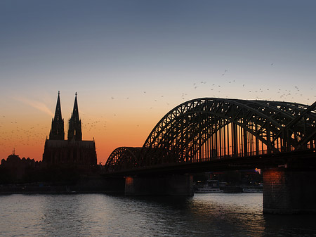 Foto Kölner Dom hinter der Hohenzollernbrücke