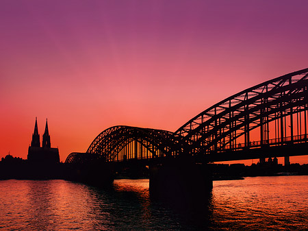 Foto Kölner Dom hinter der Hohenzollernbrücke