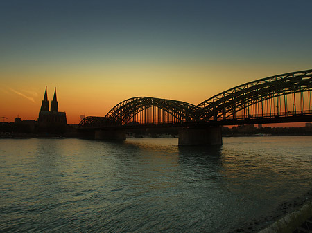 Kölner Dom hinter der Hohenzollernbrücke Fotos