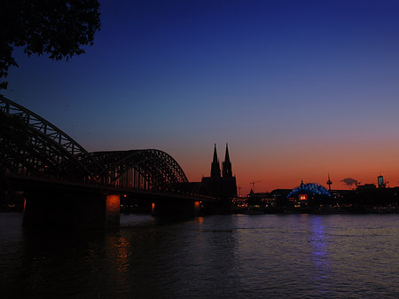 Fotos Kölner Dom hinter der Hohenzollernbrücke