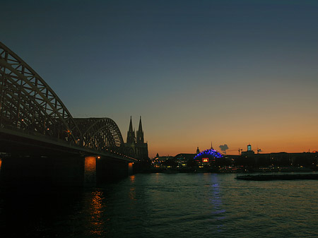 Foto Kölner Dom hinter der Hohenzollernbrücke