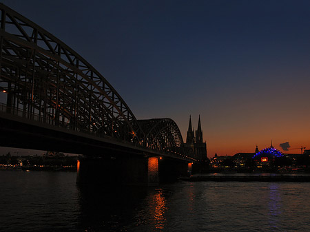 Fotos Kölner Dom hinter der Hohenzollernbrücke | Köln