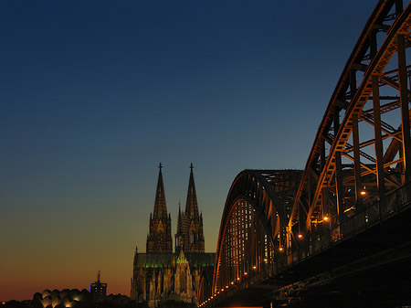 Kölner Dom hinter der Hohenzollernbrücke