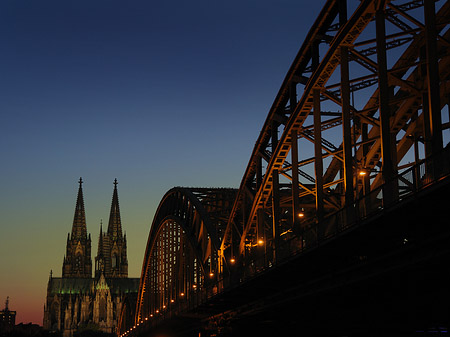 Kölner Dom hinter der Hohenzollernbrücke