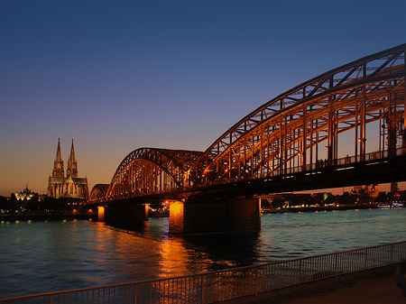 Kölner Dom hinter der Hohenzollernbrücke