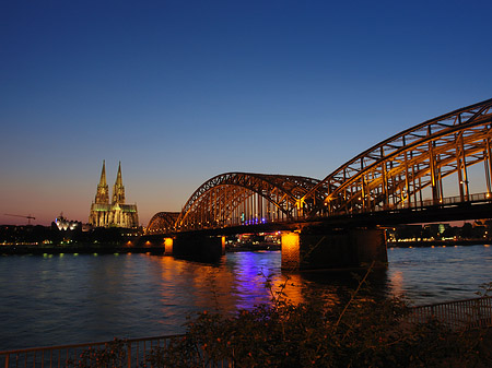 Kölner Dom hinter der Hohenzollernbrücke