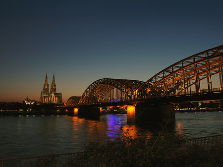 Kölner Dom hinter der Hohenzollernbrücke Fotos