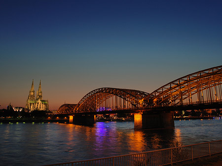 Kölner Dom hinter der Hohenzollernbrücke Foto 