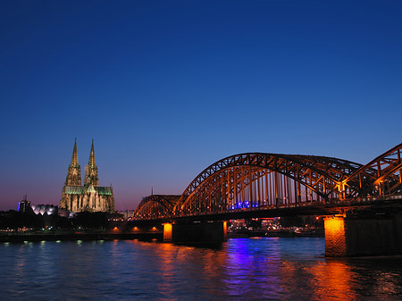 Kölner Dom hinter der Hohenzollernbrücke Fotos