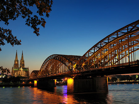 Foto Kölner Dom hinter der Hohenzollernbrücke - Köln