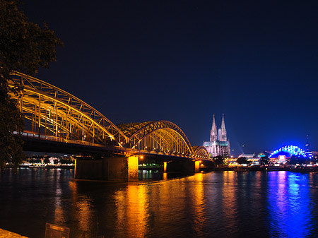 Blick auf musical-dome und Kölner Dom Foto 