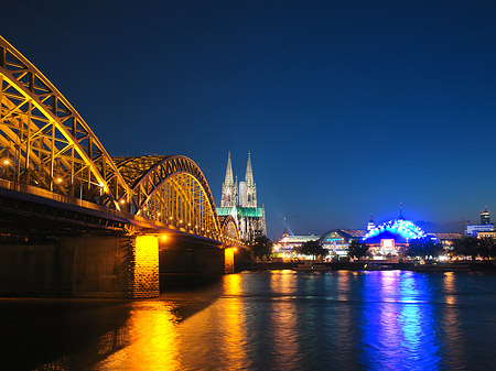 Blick auf musical-dome und Kölner Dom Foto 