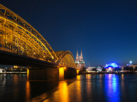 Foto Blick auf musical-dome und Kölner Dom