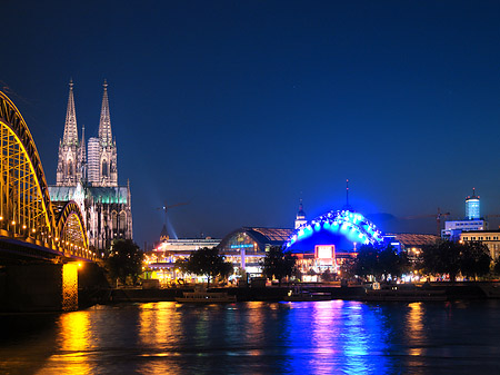 Blick auf musical-dome und Kölner Dom Foto 