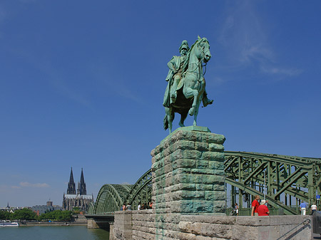 Foto Reiterstatue vor dem Kölner Dom