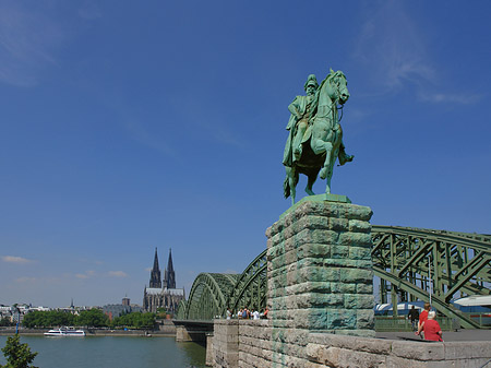 Foto Reiterstatue vor dem Kölner Dom - Köln