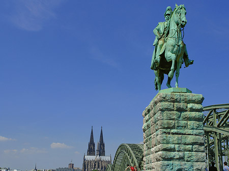 Reiterstatue vor dem Kölner Dom