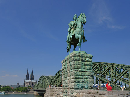 Reiterstatue vor dem Kölner Dom Foto 