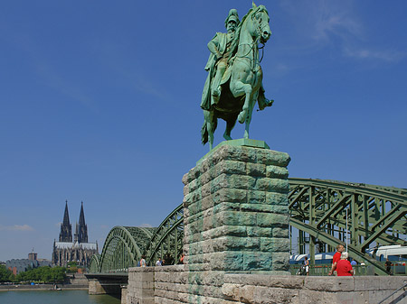 Reiterstatue vor dem Kölner Dom Foto 