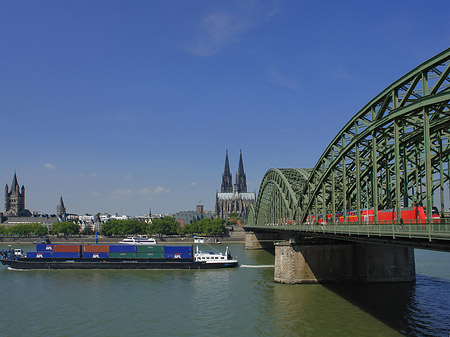 Foto Schiff unter der Hohenzollernbrücke