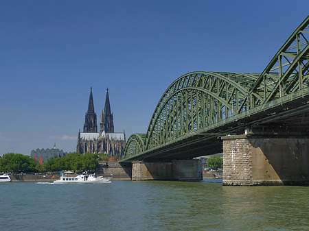 Schiff unter der Hohenzollernbrücke Fotos