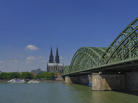 Foto Schiff unter der Hohenzollernbrücke - Köln