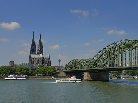 Foto Schiff unter der Hohenzollernbrücke