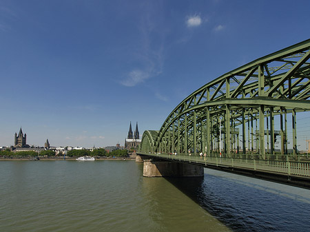 Schiff unter der Hohenzollernbrücke Fotos