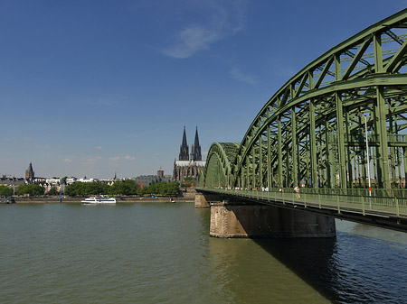 Foto Schiff unter der Hohenzollernbrücke - Köln