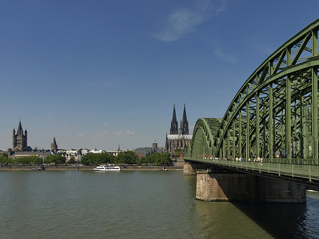 Foto Schiff unter der Hohenzollernbrücke