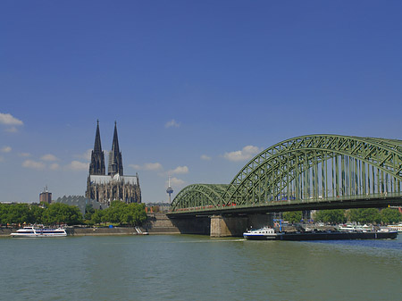 Foto Schiff unter der Hohenzollernbrücke