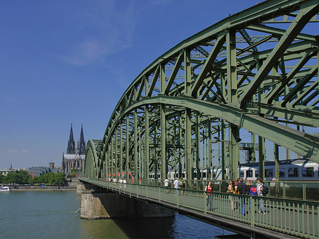 Foto Zug fährt über die Hohenzollernbrücke