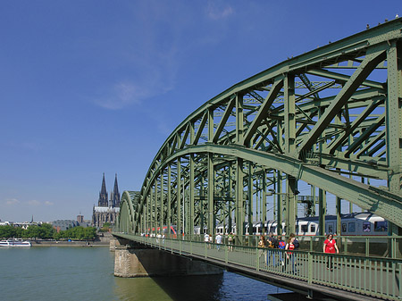 Zug fährt über die Hohenzollernbrücke Foto 