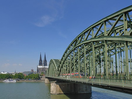 Foto Zug fährt über die Hohenzollernbrücke