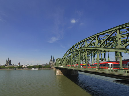 Zug fährt über die Hohenzollernbrücke