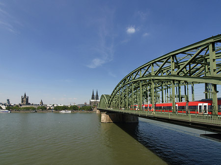 Zug fährt über die Hohenzollernbrücke Foto 