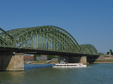 Schiff vor der Hohenzollernbrücke Fotos