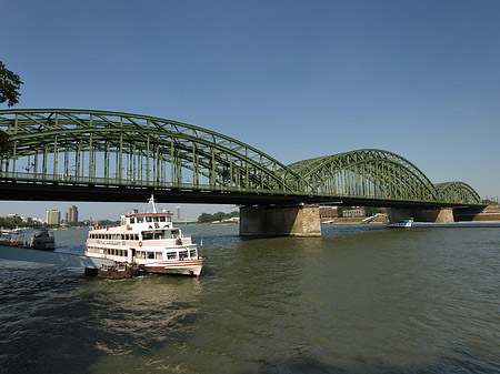 Fotos Schiff vor der Hohenzollernbrücke