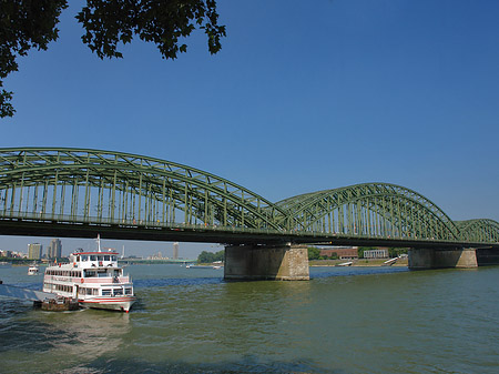 Schiff vor der Hohenzollernbrücke Foto 