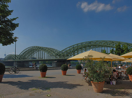 Fotos Sonnenschirme vor der Hohenzollernbrücke | Köln