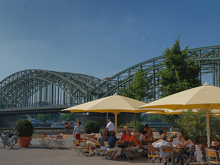 Sonnenschirme vor der Hohenzollernbrücke Foto 