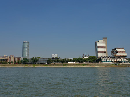 Triangelturm auf dem Kennedyufer Foto 